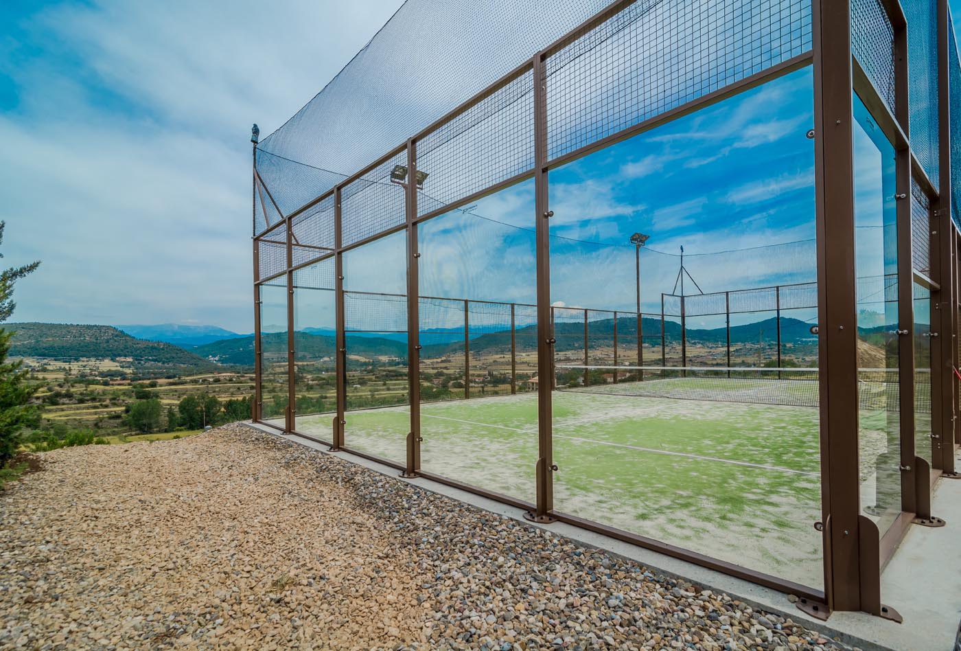 Contratar una pista de pádel a 2 minutos a pie de la casa